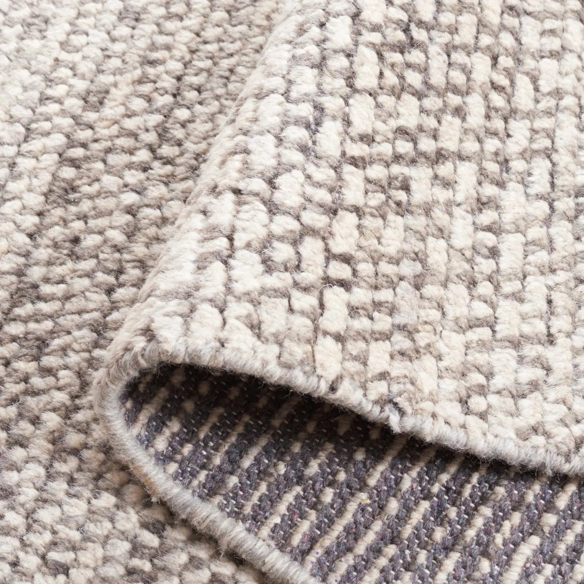 Safavieh Nomad 6'-0" x 9'-0" Rug in Grey / Ivory