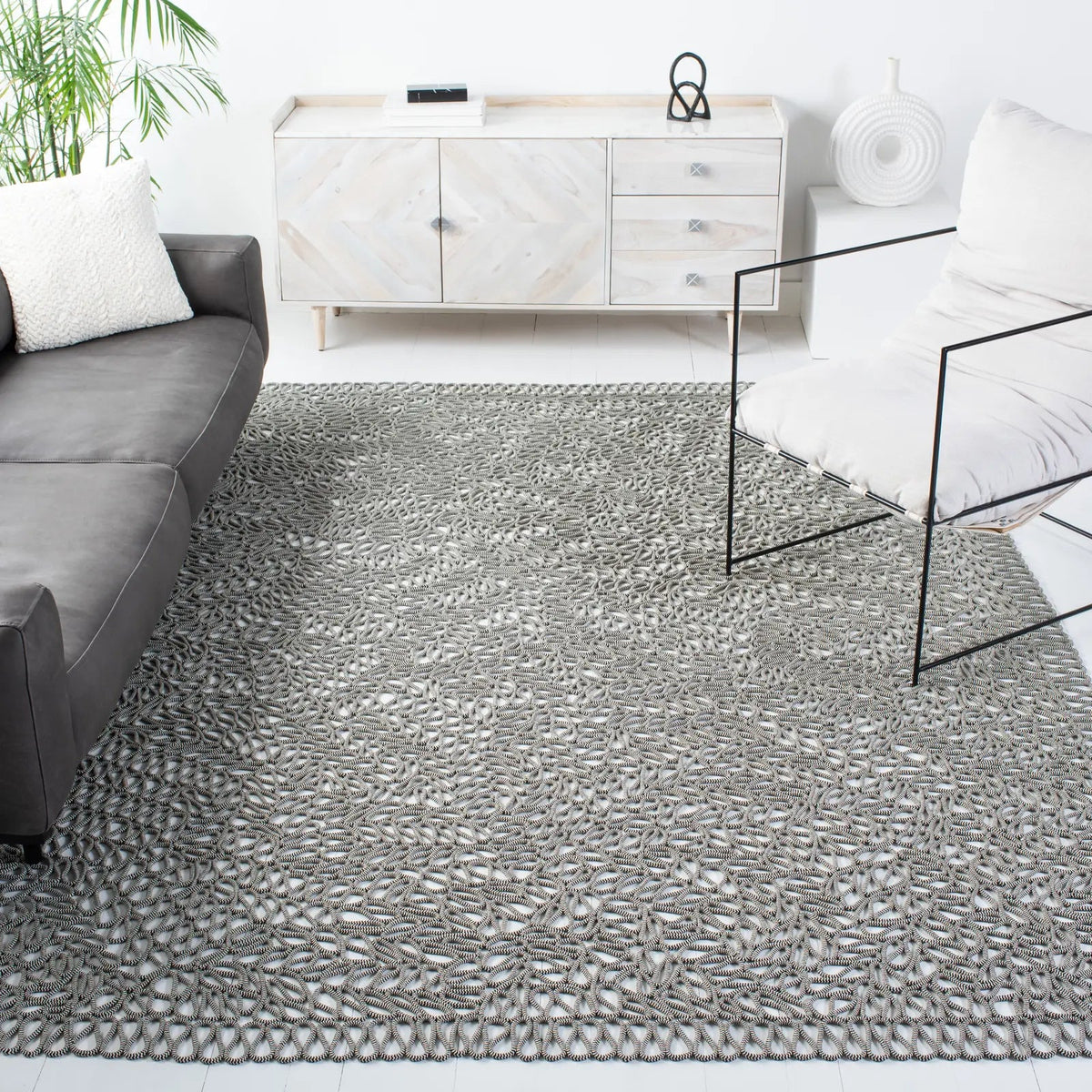 Safavieh Novelty 8'-0" x 10'-0" Rug in Black / Ivory