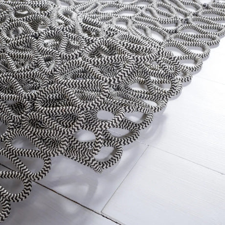 Safavieh Novelty 4'-0" x 6'-0" Rug in Black / Ivory