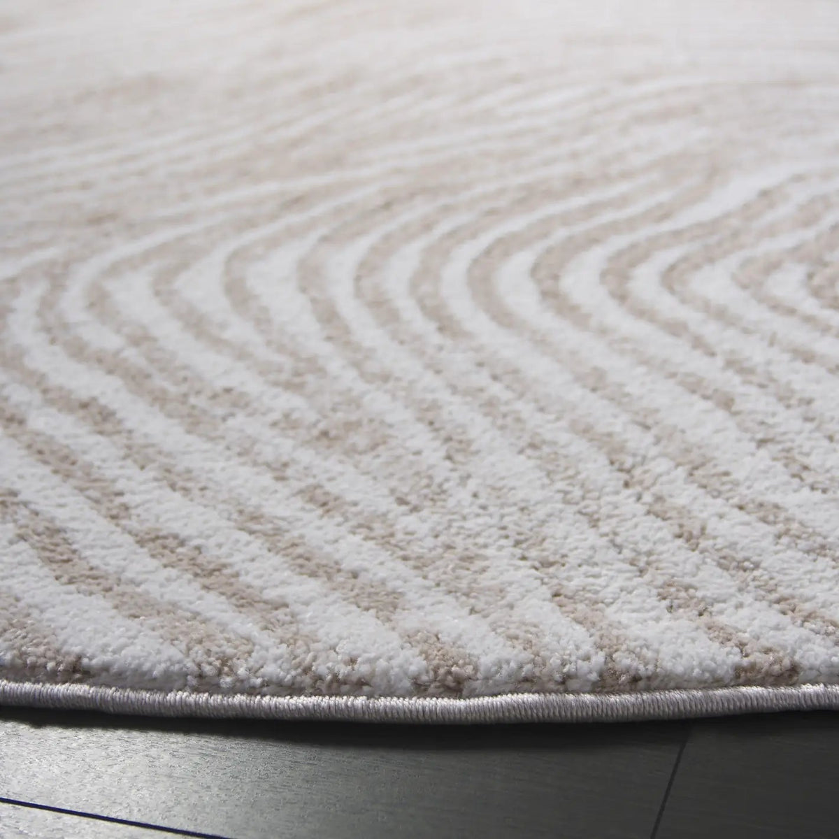 Safavieh Opal 6'-7" x 6'-7" Rug in Ivory / Beige