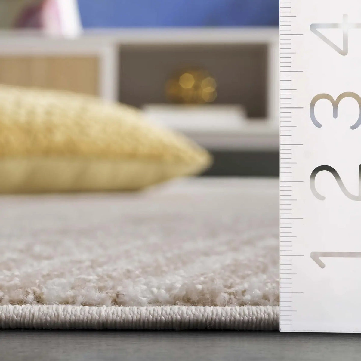 Safavieh Opal 4'-0" x 6'-0" Rug in Ivory / Beige