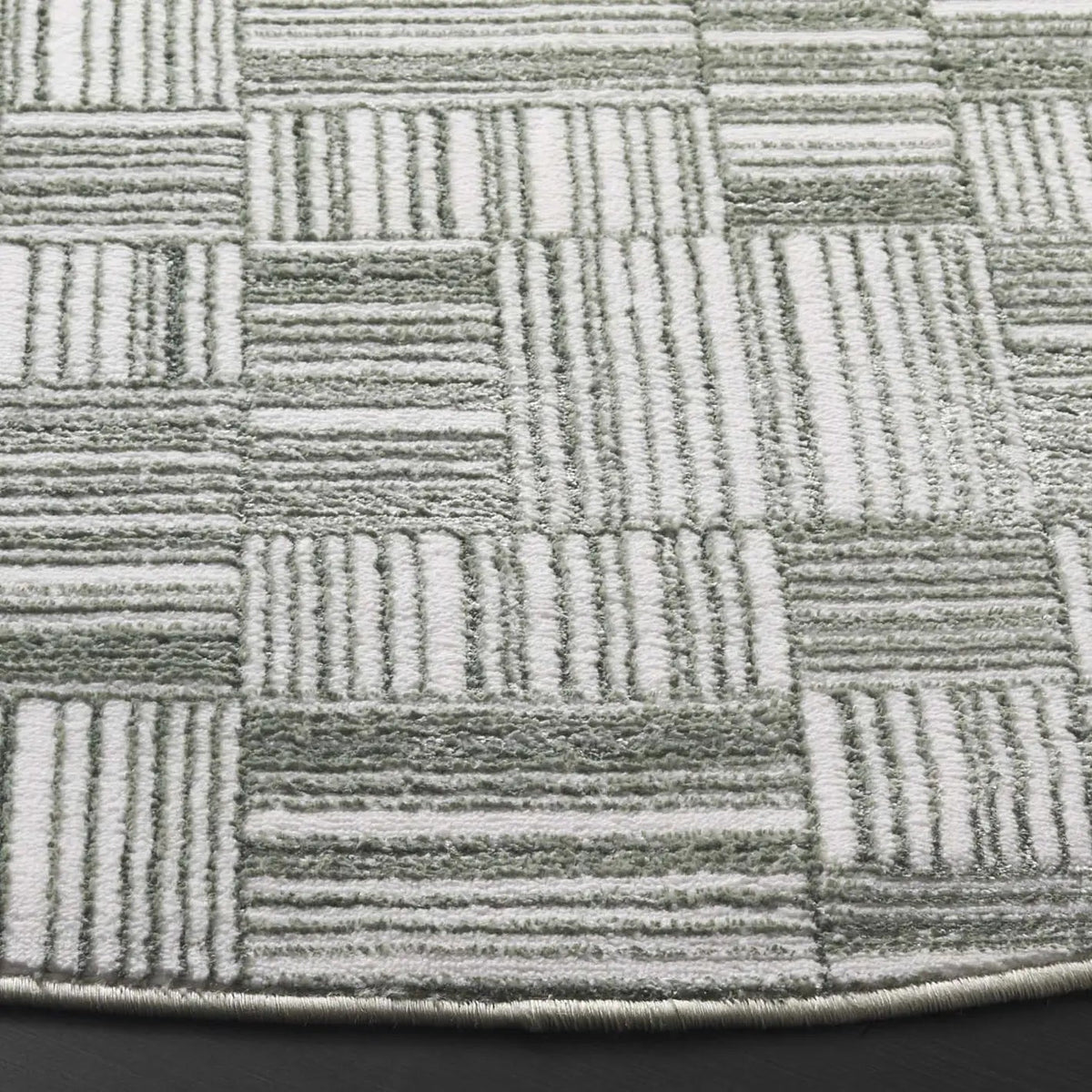 Safavieh Orchard 6'-7" x 6'-7" Rug in Green / Ivory