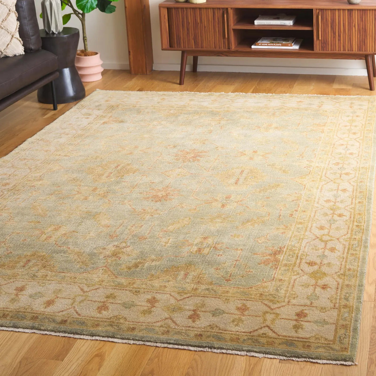 Safavieh Oushak 6'-0" x 9'-0" Rug in Soft Green / Ivory