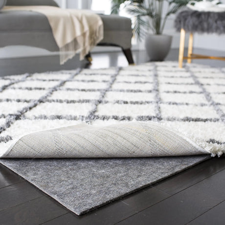 Safavieh Padding 4'-0" x 6'-0" Rug in Grey