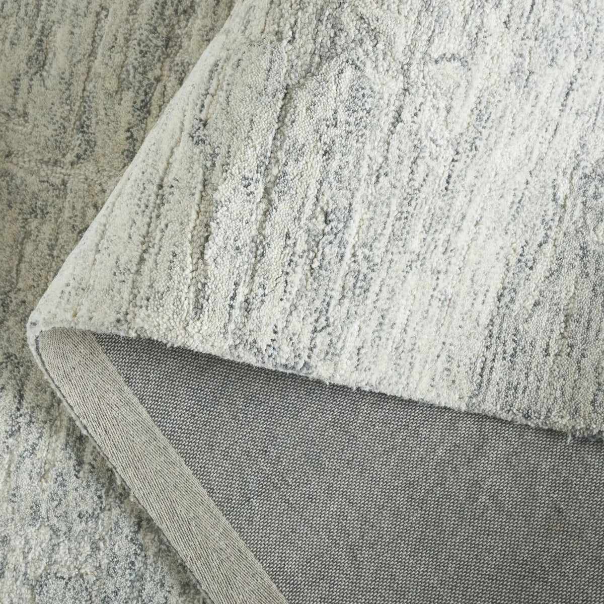 Safavieh Pine 4'-0" x 6'-0" Rug in Grey