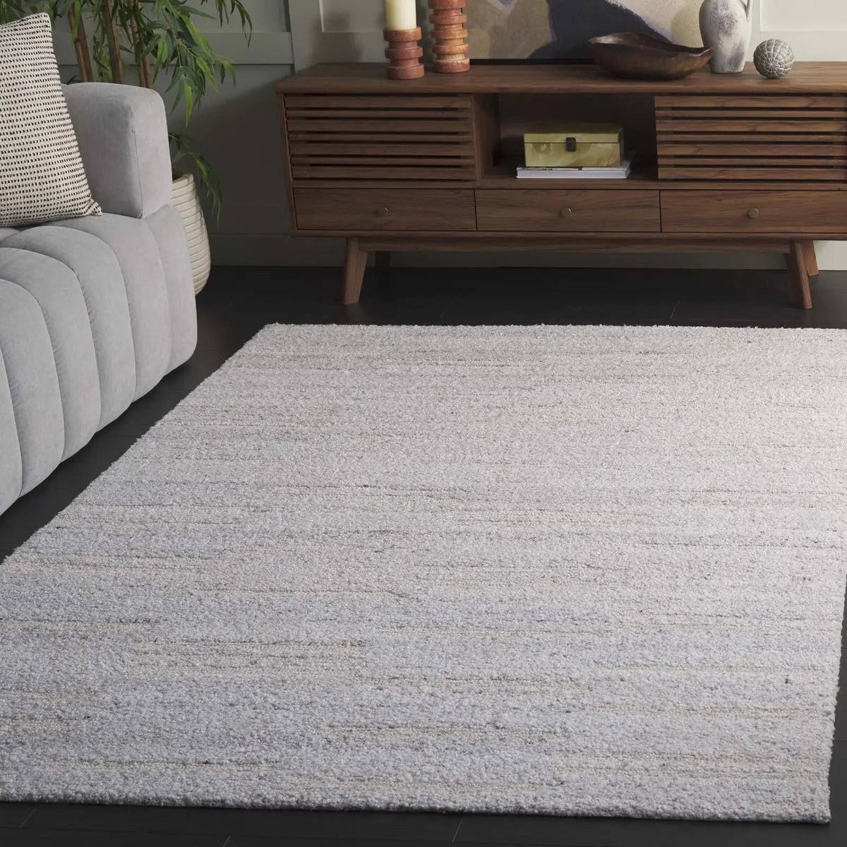 Safavieh Pine 4'-0" x 6'-0" Rug in Silver / Grey