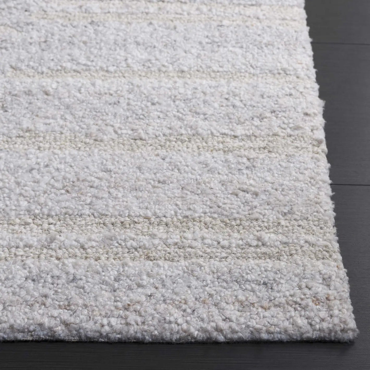 Safavieh Pine 4'-0" x 6'-0" Rug in Silver / Grey