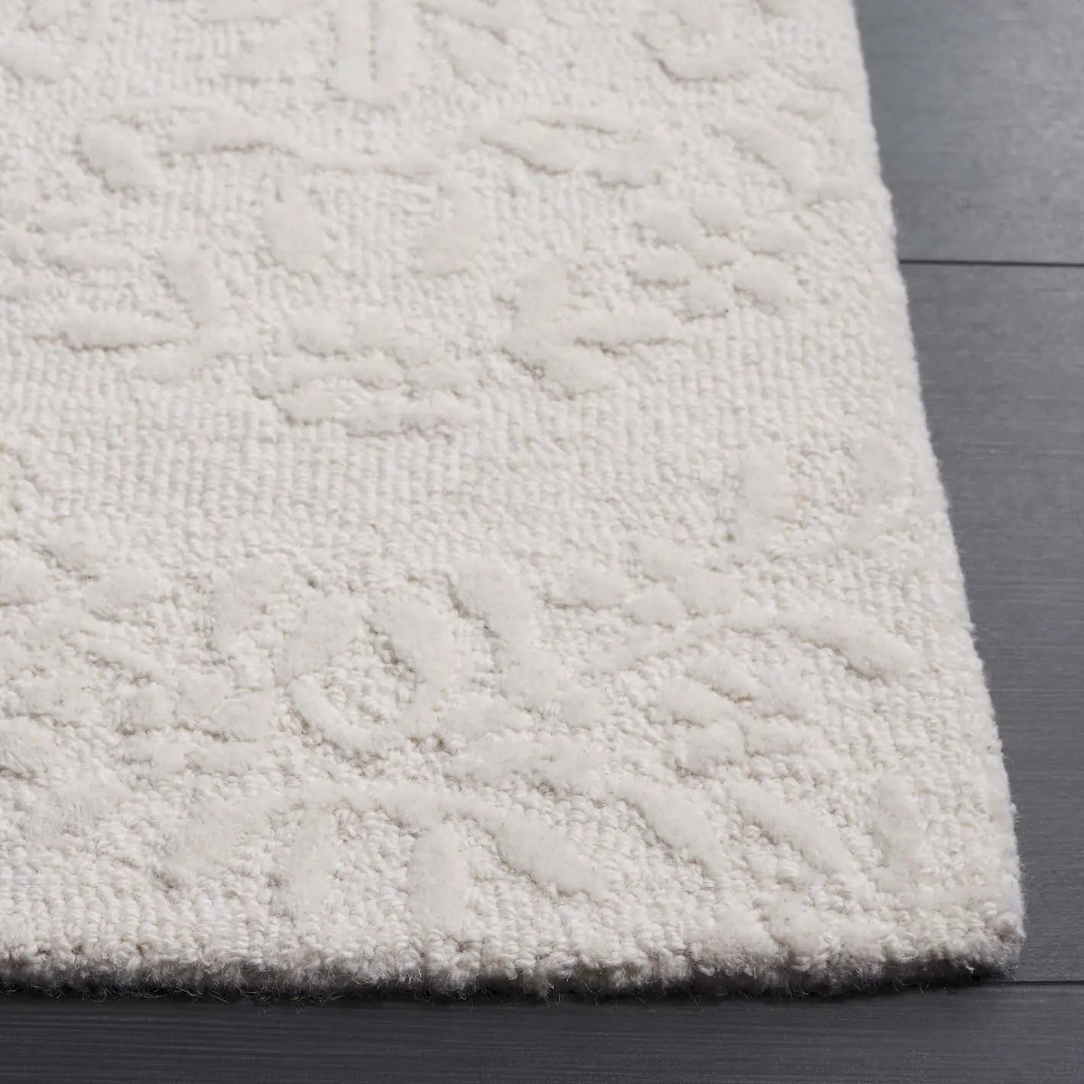 Safavieh Pine 4'-0" x 6'-0" Rug in Ivory