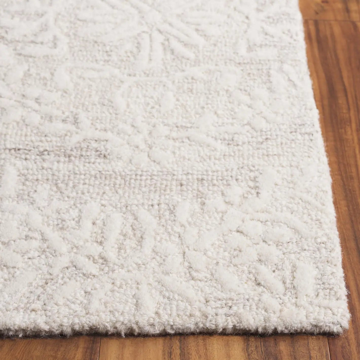 Safavieh Pine 4'-0" x 6'-0" Rug in Beige / Ivory
