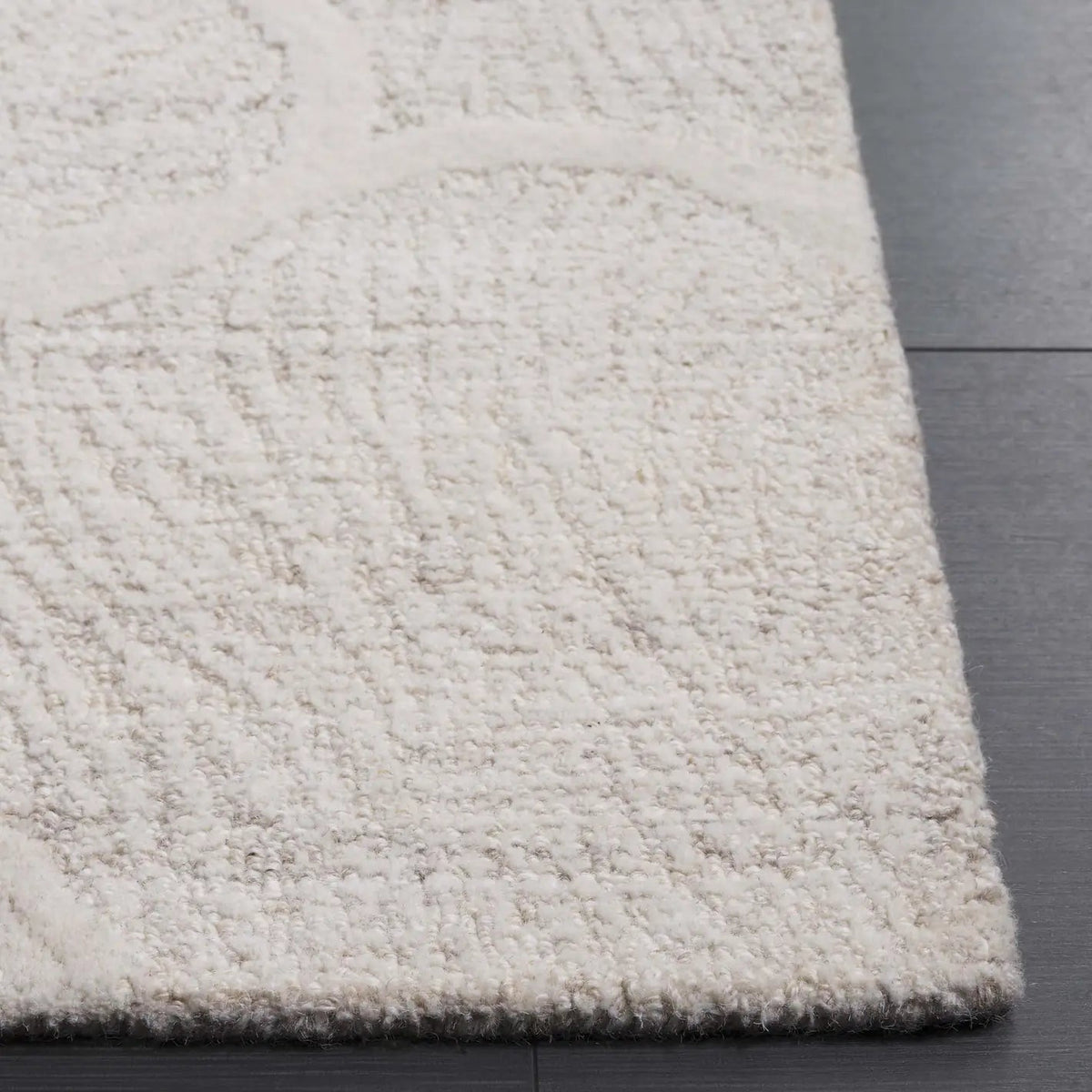 Safavieh Pine 4'-0" x 6'-0" Rug in Beige / Ivory