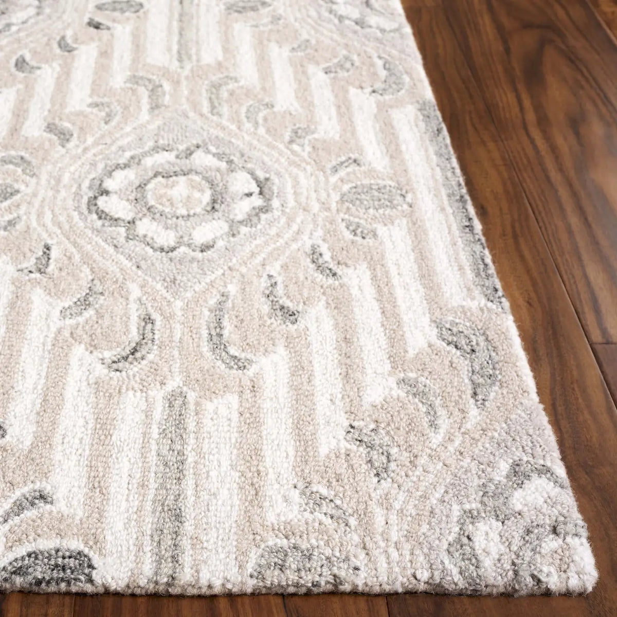 Safavieh Pine 4'-0" x 6'-0" Rug in Beige / Ivory