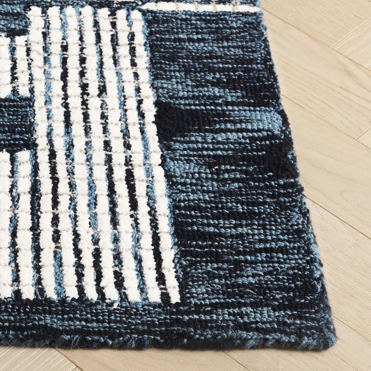 Safavieh Pine 4'-0" x 6'-0" Rug in Navy / Ivory