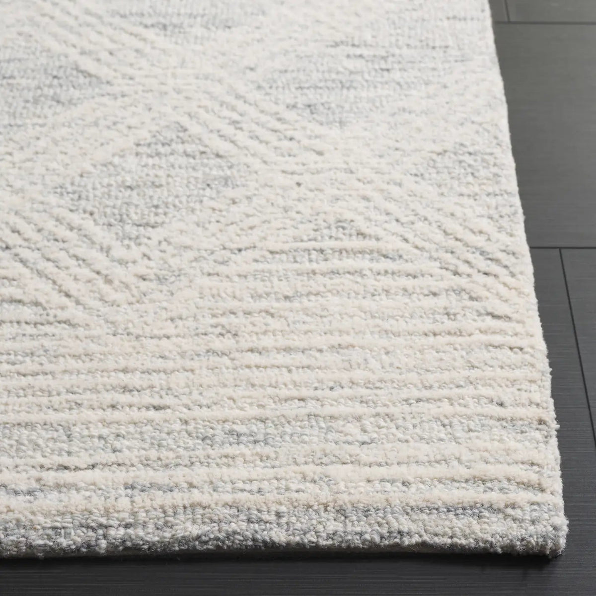 Safavieh Pine 4'-0" x 6'-0" Rug in Light Grey / Ivory