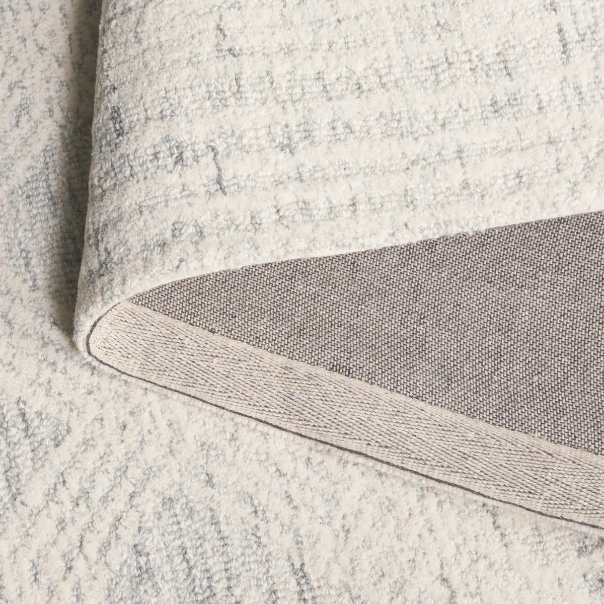 Safavieh Pine 4'-0" x 6'-0" Rug in Light Grey / Ivory