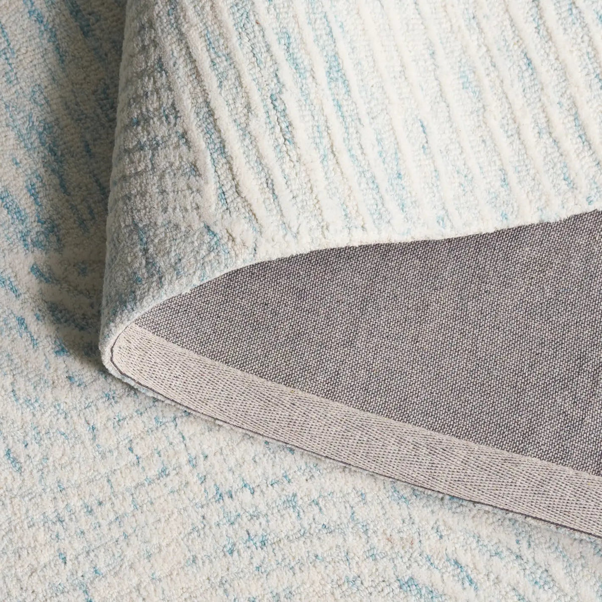 Safavieh Pine 4'-0" x 6'-0" Rug in Turquoise / Ivory