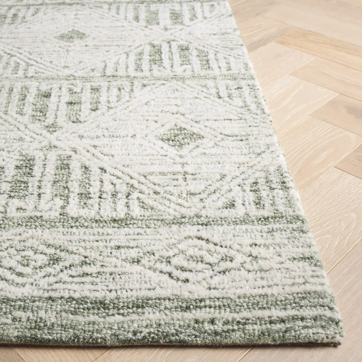 Safavieh Pine 4'-0" x 6'-0" Rug in Green / Ivory