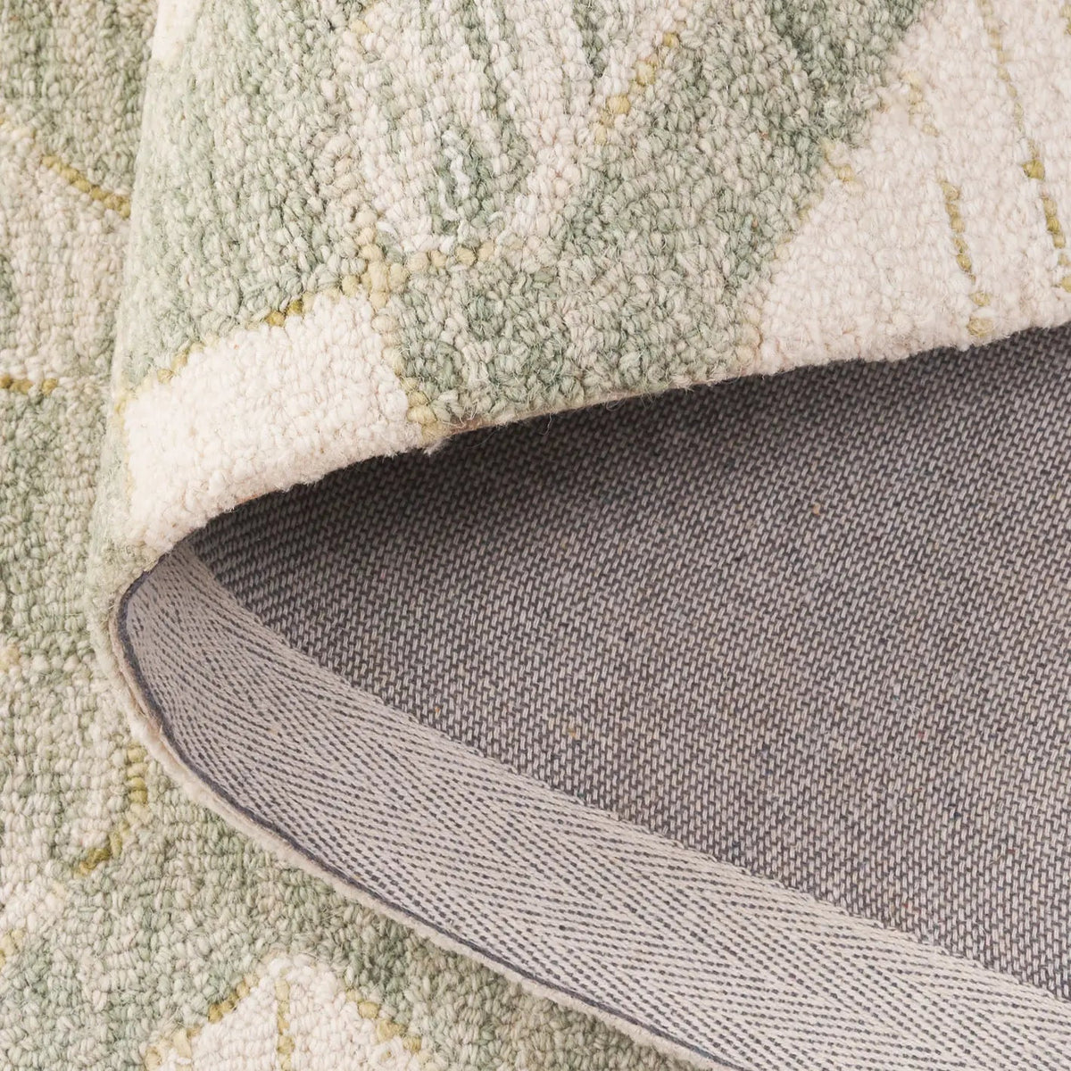Safavieh Pine 4'-0" x 6'-0" Rug in Sage / Ivory