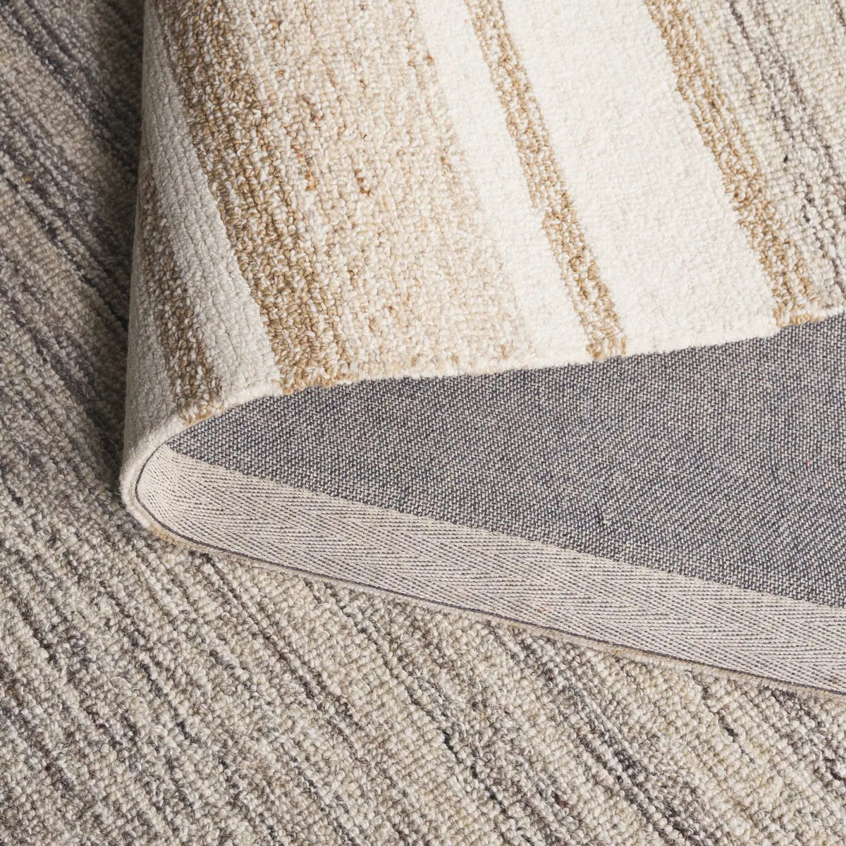 Safavieh Pine 4'-0" x 6'-0" Rug in Beige / Ivory