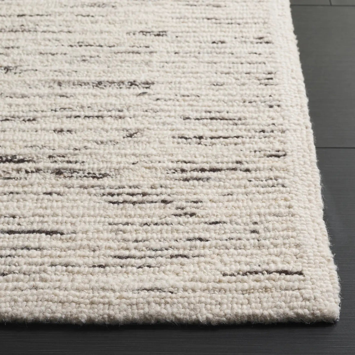Safavieh Pine 4'-0" x 6'-0" Rug in Natural / Ivory