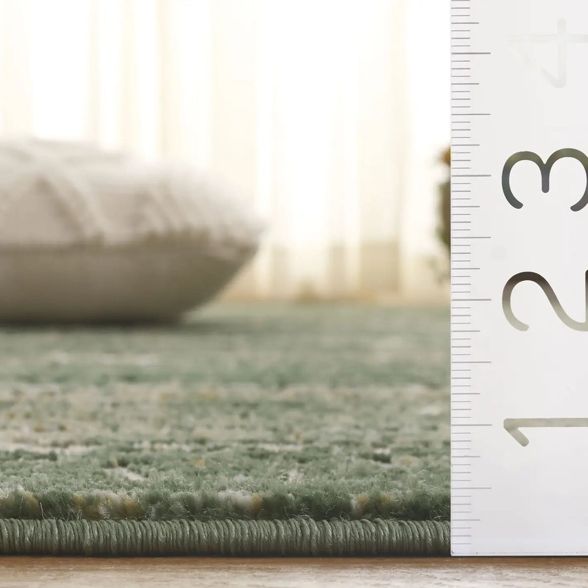 Safavieh Prestige 4'-0" x 6'-0" Rug in Ivory / Green