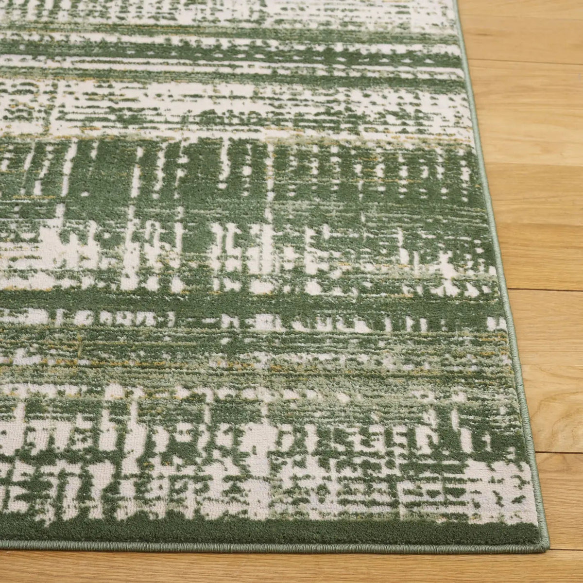 Safavieh Prestige 4'-0" x 6'-0" Rug in Ivory / Green