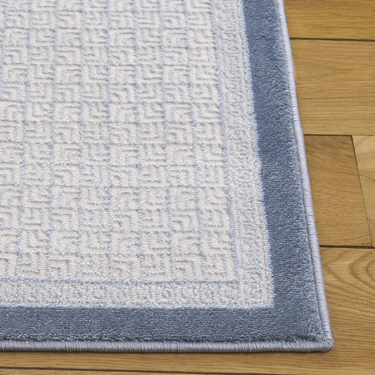Safavieh Prestige 4'-0" x 6'-0" Rug in Ivory / Blue