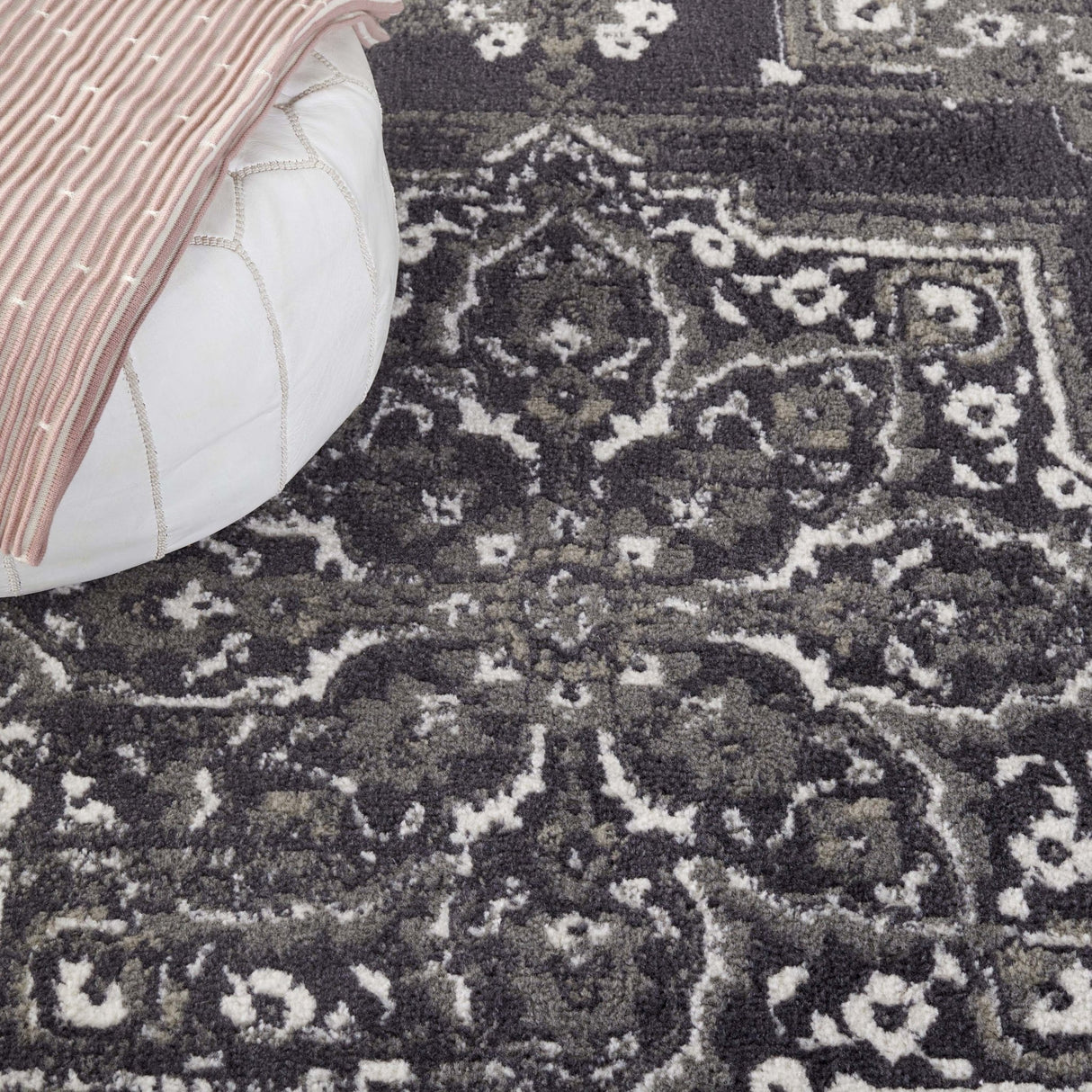Safavieh Pyramid Pyr214H Charcoal/Ivory Rug.