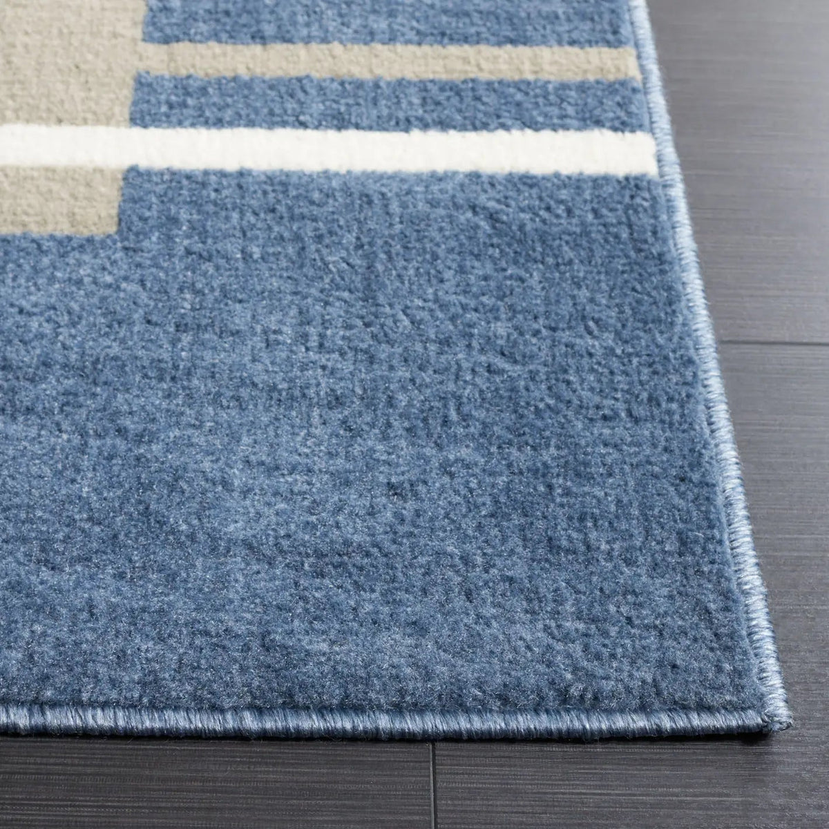 Safavieh Pyramid 4'-5" x 6'-5" Rug in Grey / Ivory Navy
