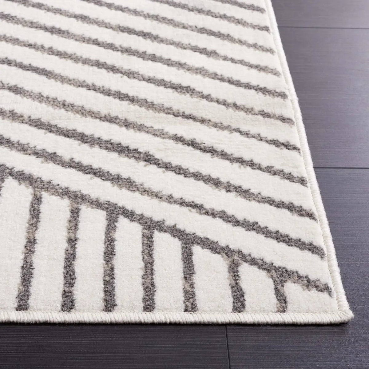 Safavieh Pyramid 4'-5" x 6'-5" Rug in Ivory / Grey