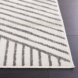 Safavieh Pyramid 4'-5" x 6'-5" Rug in Ivory / Grey