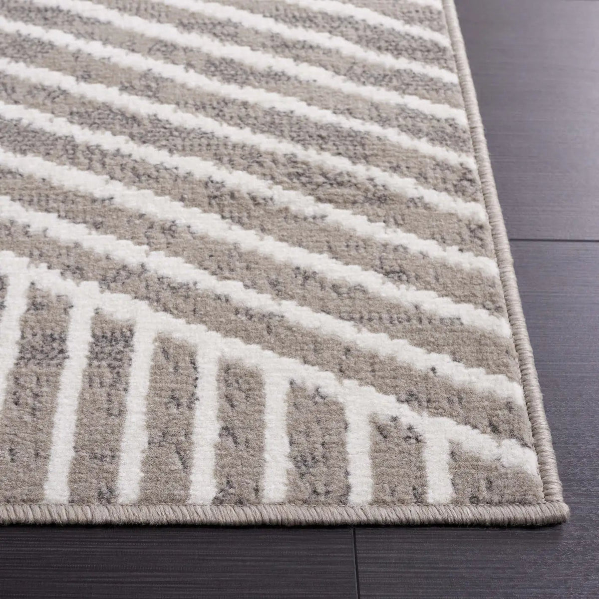 Safavieh Pyramid 4'-5" x 6'-5" Rug in Grey / Ivory