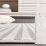 Safavieh Pyramid 4'-5" x 6'-5" Rug in Ivory / Grey
