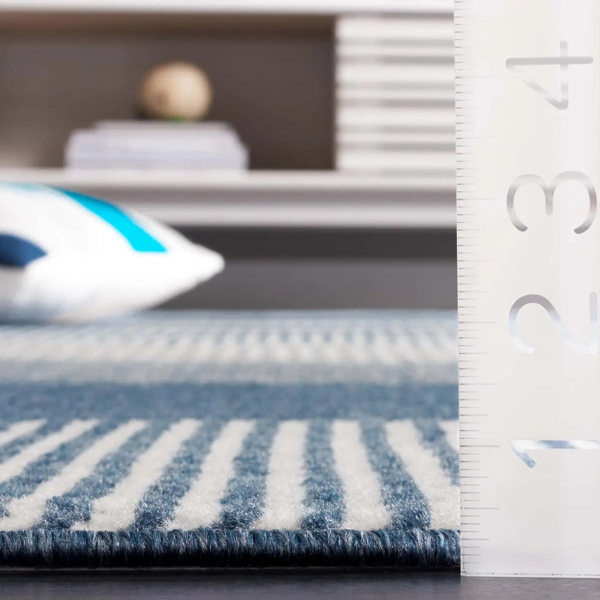 Safavieh Pyramid 4'-5" x 6'-5" Rug in Navy / Ivory