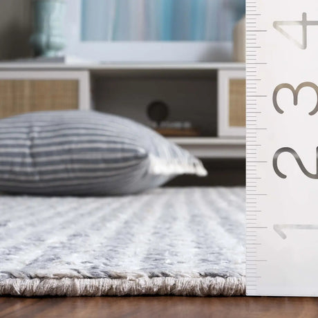 Safavieh Renewal 4'-0" x 6'-0" Rug in Ivory / Grey