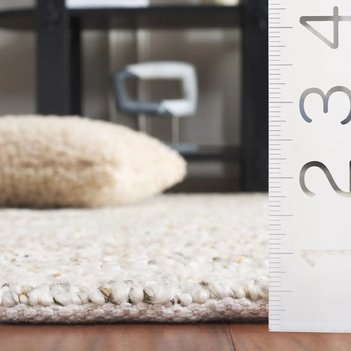 Safavieh Renewal 4'-0" x 6'-0" Rug in Beige / Gold