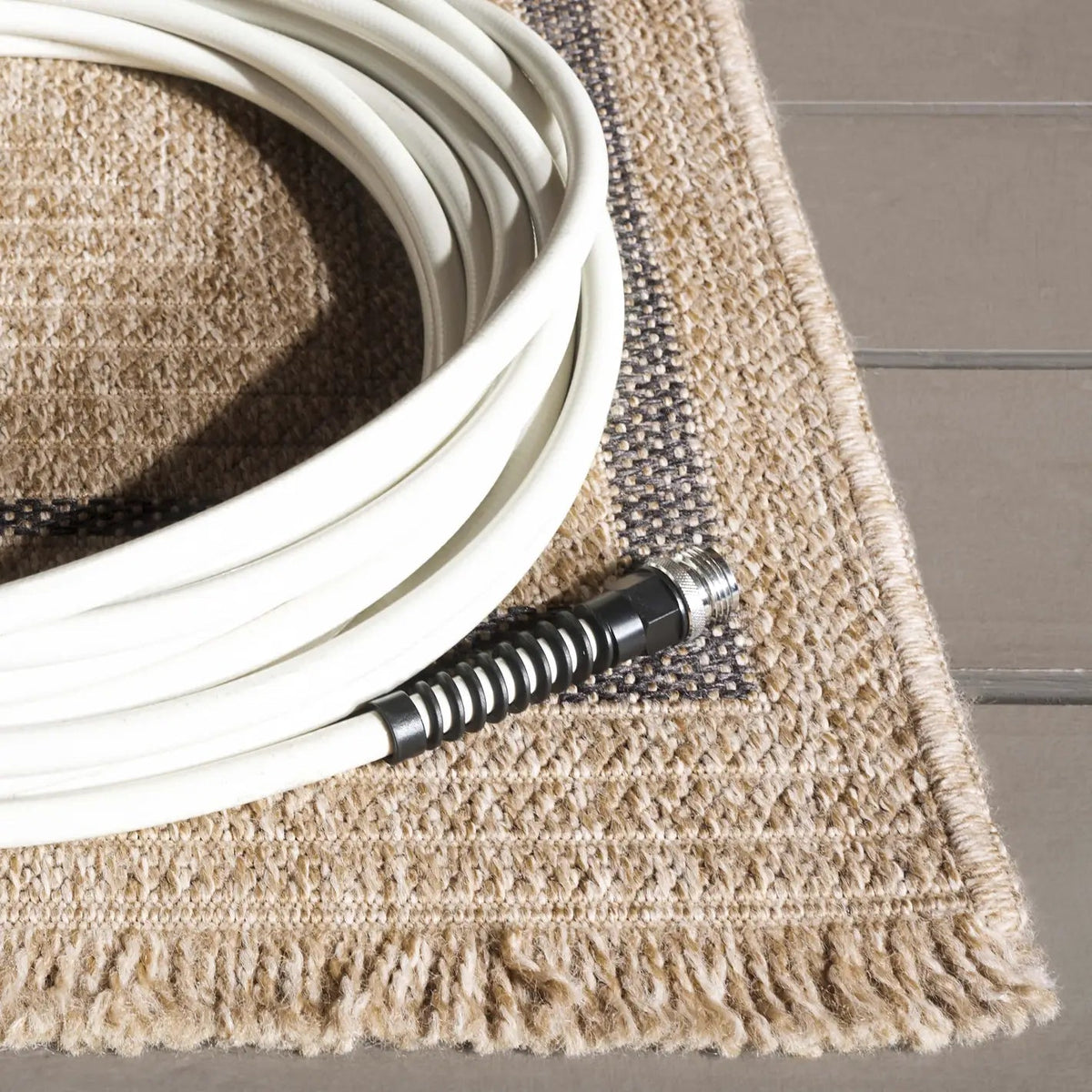 Safavieh Retreat 4'-0" x 6'-0" Rug in Natural / Black