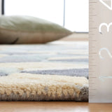 Safavieh Rodeo Drive 4'-0" x 6'-0" Rug in Beige / Grey