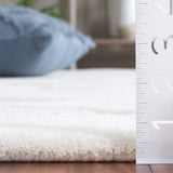 Safavieh Rodeo Drive 4'-0" x 6'-0" Rug in Ivory