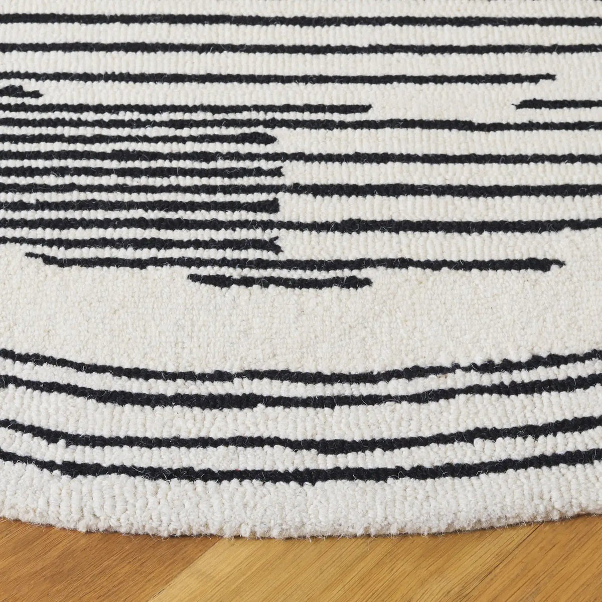 Safavieh Rodeo Drive 6'-0" x 6'-0" Rug in Ivory / Black