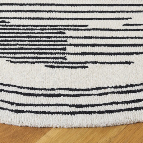 Safavieh Rodeo Drive 6'-0" x 6'-0" Rug in Ivory / Black