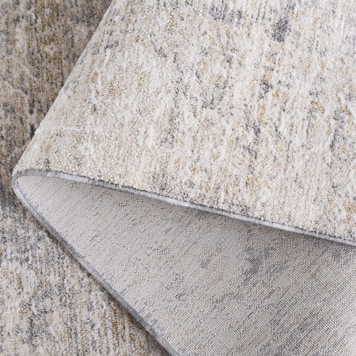 Safavieh Romance 300 5'-3" x 7'-6" Rug in Grey / Ivory
