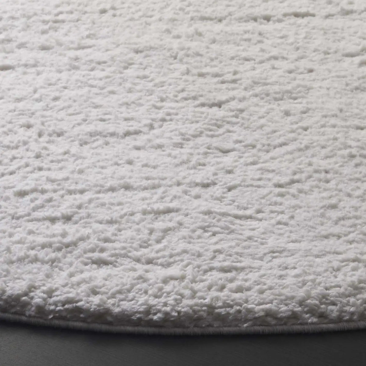 Safavieh Rumi Shag 6'-7" x 6'-7" Rug in Ivory