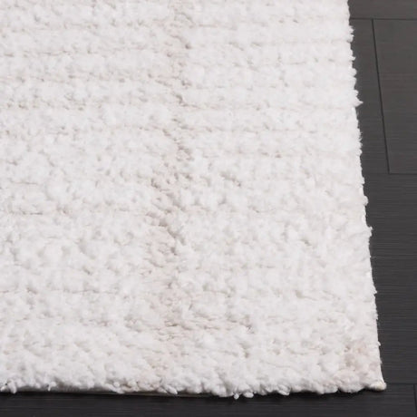 Safavieh Rumi Shag 5'-3" x 7'-6" Rug in Ivory / Light Beige