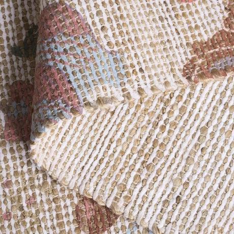 Safavieh Saffron 4'-0" x 6'-0" Rug in Ivory / Pink