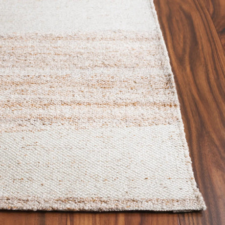 Safavieh Sahara 4'-0" x 6'-0" Rug in Natural / Ivory