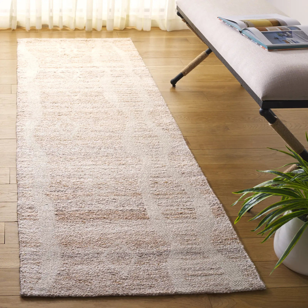Safavieh Sahara 2'-3" x 8'-0" Rug in Natural / Ivory