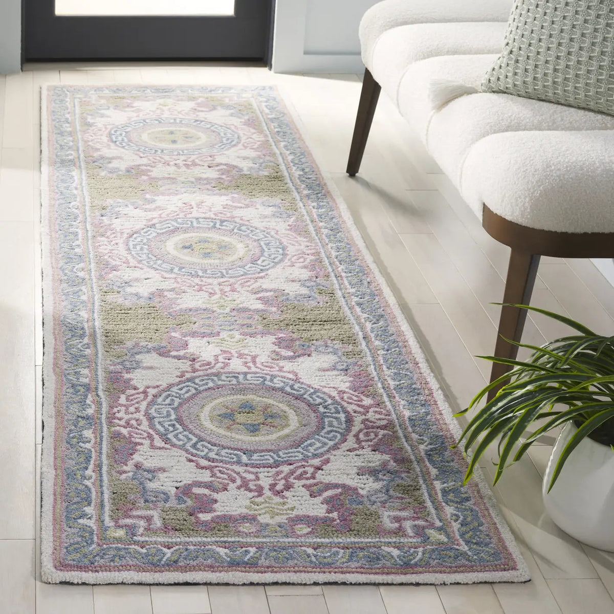 Safavieh Savonnerie 2'-3" x 8'-0" Rug in Ivory / Beige