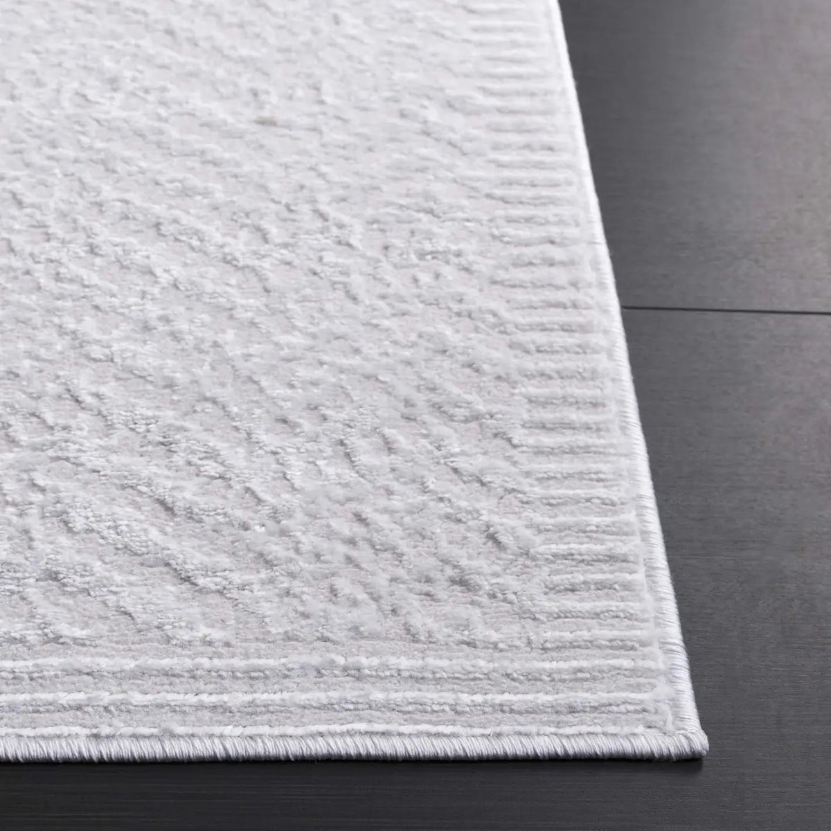 Safavieh Saylor 100 4'-0" x 6'-0" Rug in Ivory