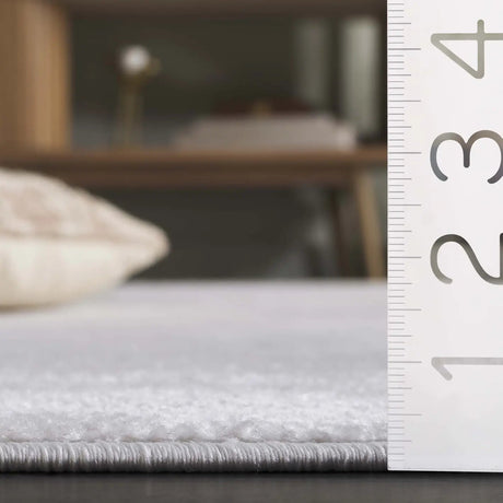 Safavieh Saylor 100 4'-0" x 6'-0" Rug in Ivory