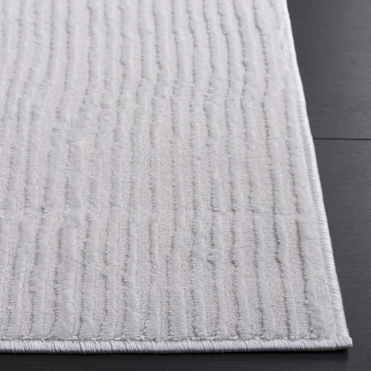 Safavieh Saylor 100 4'-0" x 6'-0" Rug in Ivory